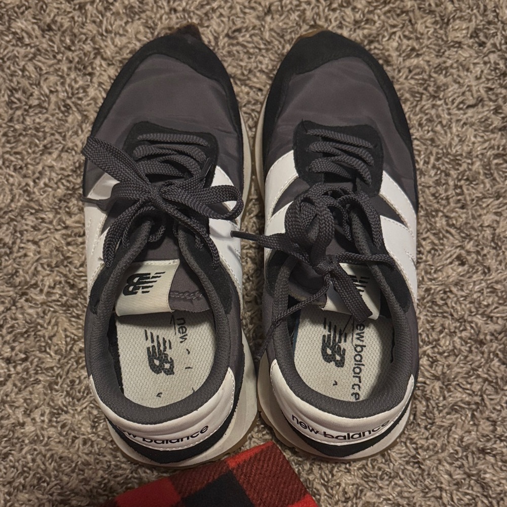 New Balance Men's Black and White Sneakers